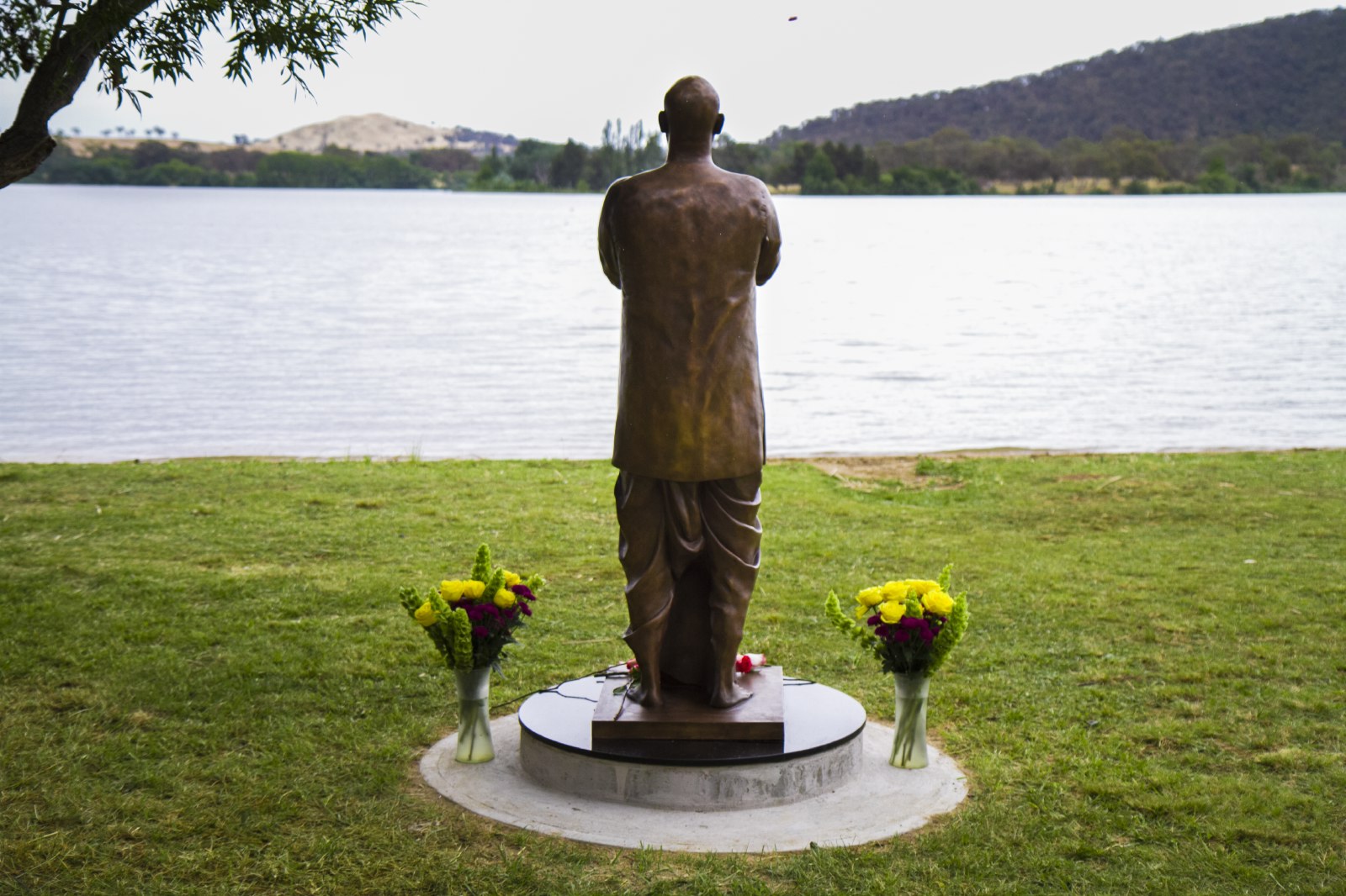 New statue in Canberra SRI CHINMOY PHOTOS