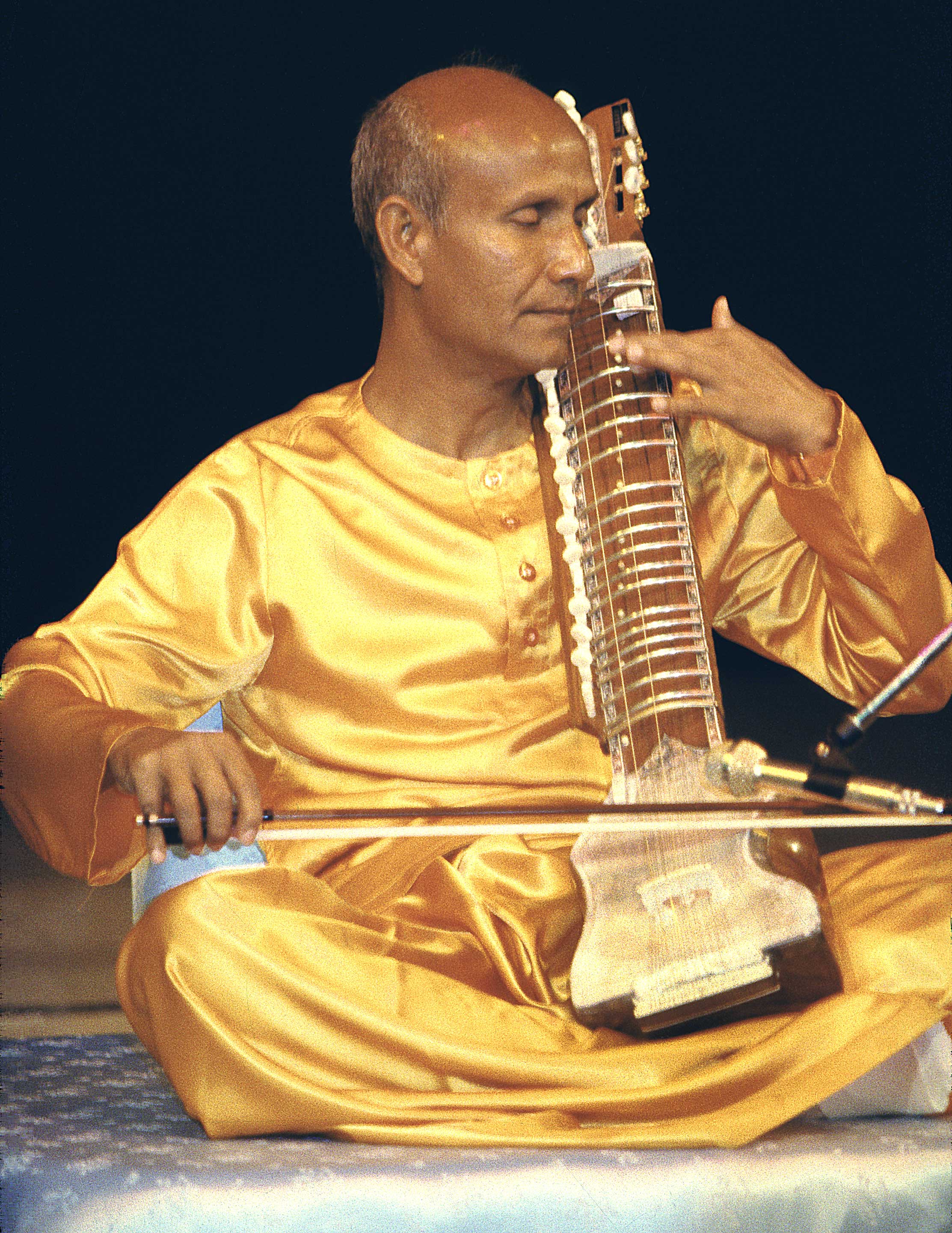Музыка для медитации шри. Шри Чинмой. Sri Chinmoy Esraj. Эсрадж струнный музыкальный инструмент. Шри Чинмой медитация.